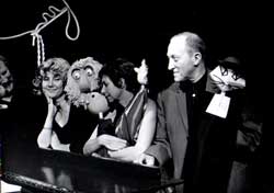 Avec Georges Tournaire et ses marionettes (mal cadré à gauche) et André Grassi, son accompagnateur à l'orgue...
